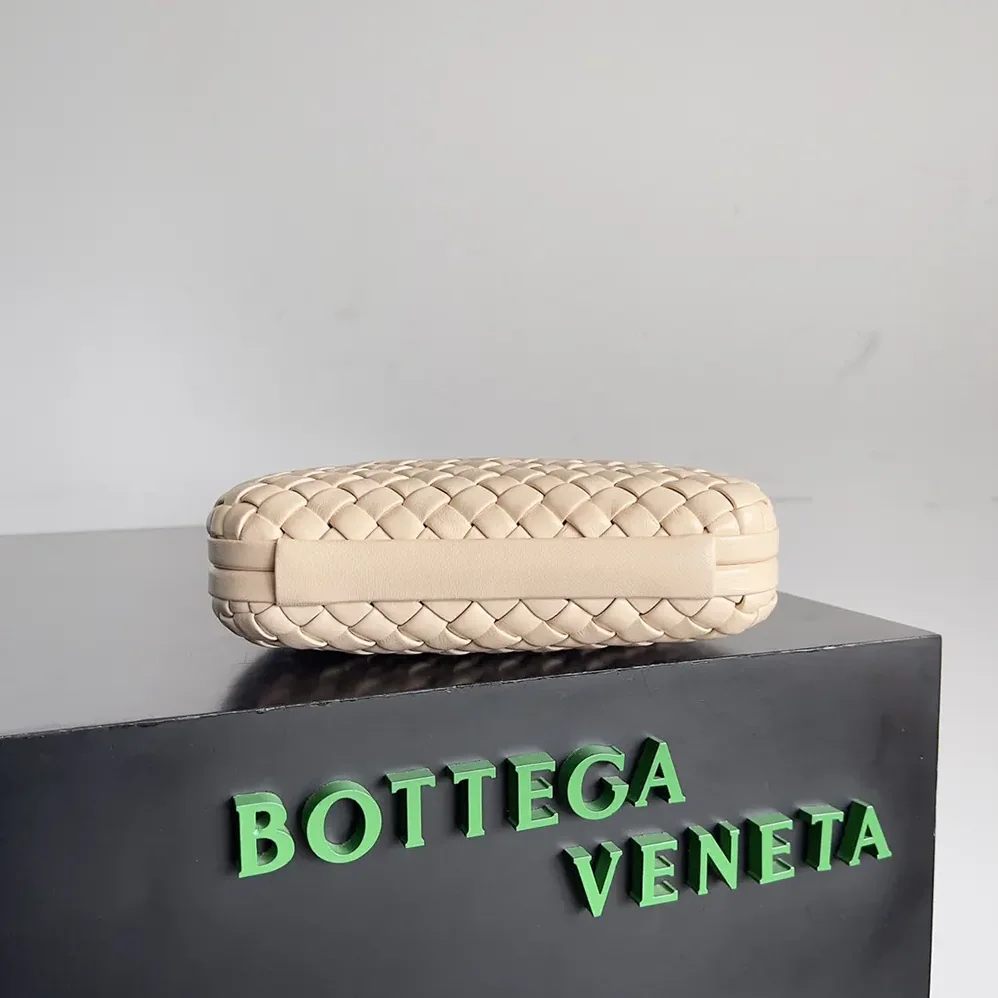 Bottega Veneta Knot Minaudière Clutch in Calfskin Leather for Women in Pink Bottega Veneta Knot Minaudière Clutch in Calfskin Leather for Women in Pink