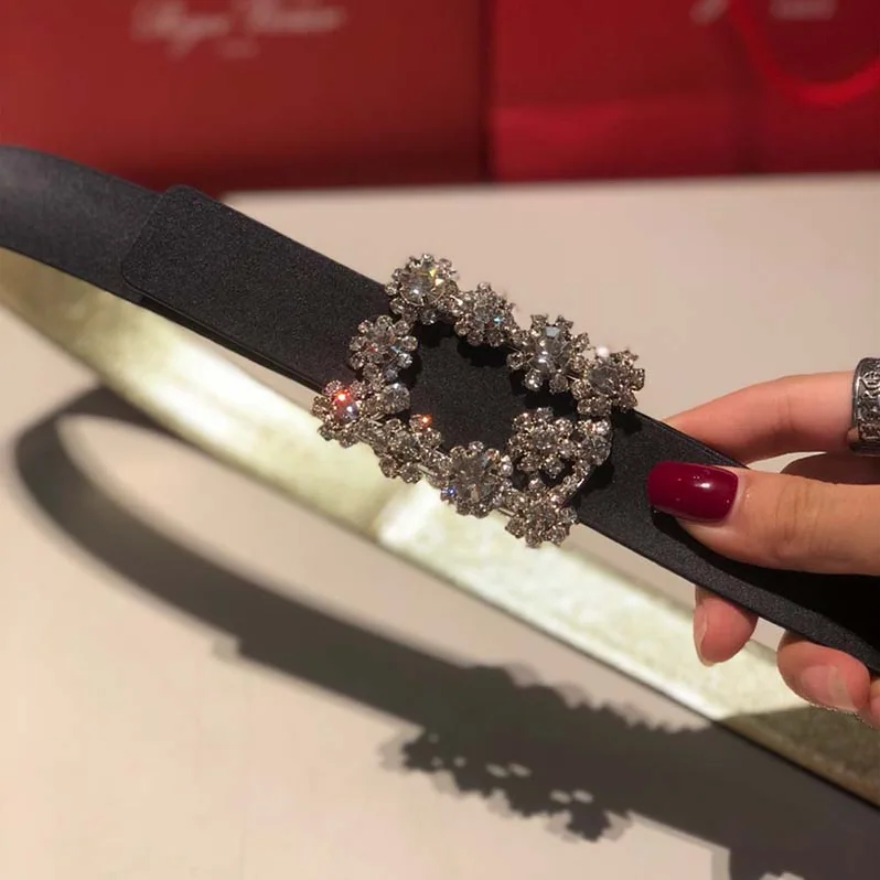 Roger Vivier Wome Flowers Belt in Silk Satin in Black
