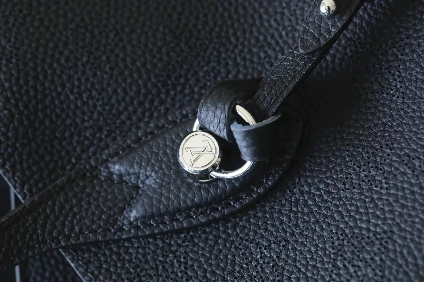 Louis Vuitton Loop Blossom PM Black / Louis Vuitton Loop Blossom PM Black /