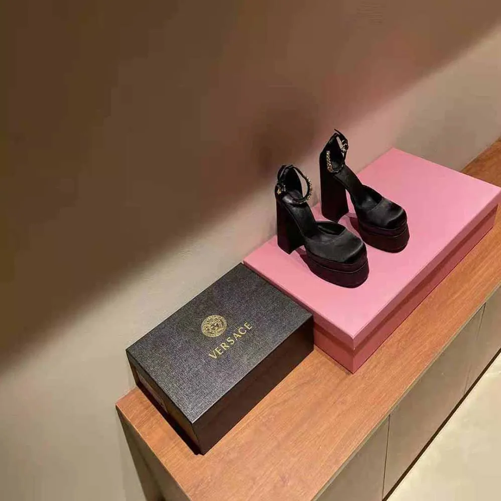 Versace Medusa Aevitas Platform Pumps for Women in Black Versace Medusa Aevitas Platform Pumps for Women in Black