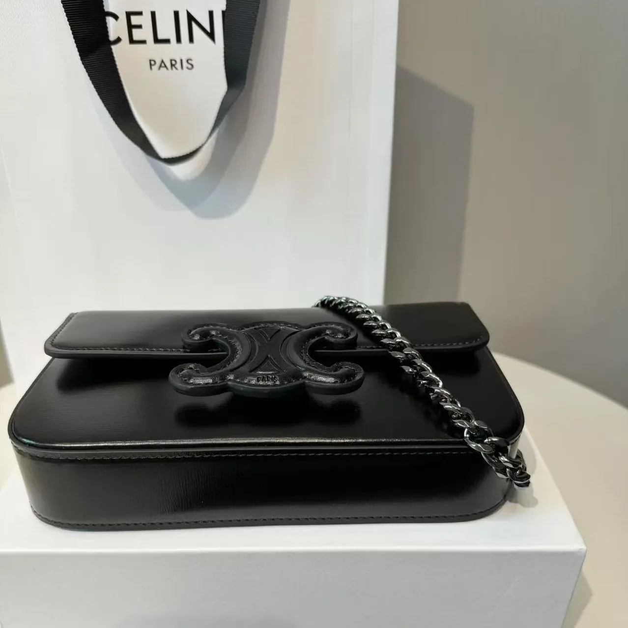 Chain Shoulder Bag Triomphe In Shiny Black / .38NO Chain Shoulder Bag Triomphe In Shiny Black / .38NO