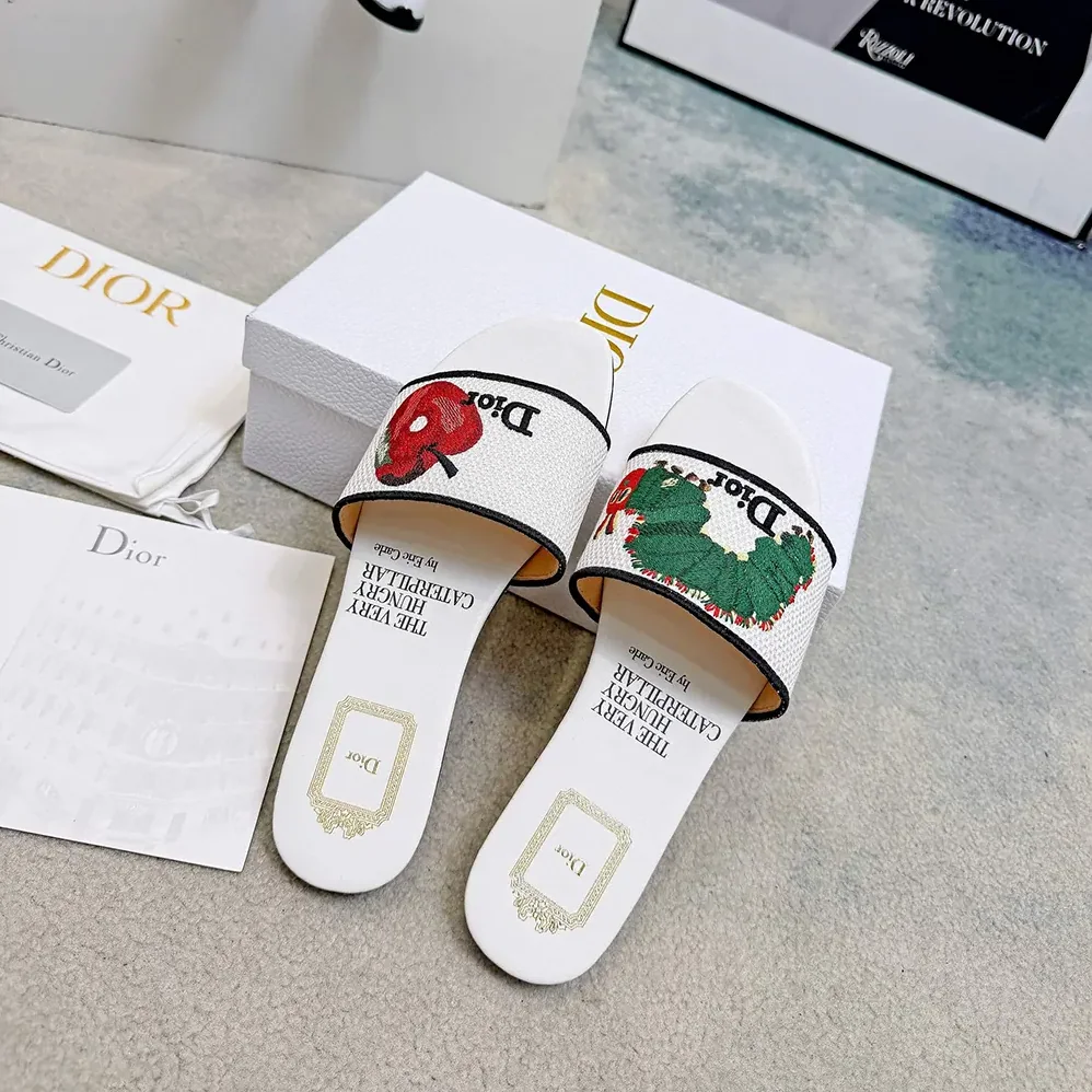 Dior Dway Slide White Embroidered Cotton and Multicolor Book Cover Motif for Women Dior Dway Slide White Embroidered Cotton and Multicolor Book Cover Motif for Women
