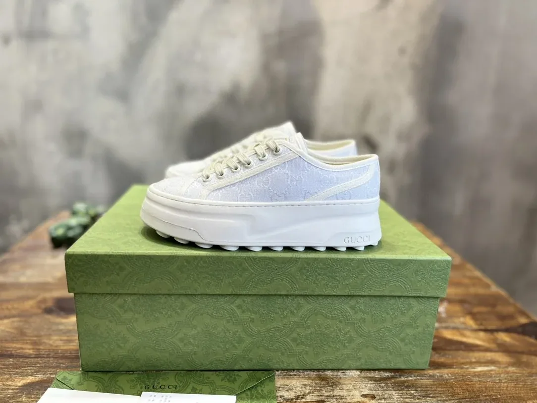 Gucci Low in Cut Sneaker Light Blue Gucci Low in Cut Sneaker Light Blue