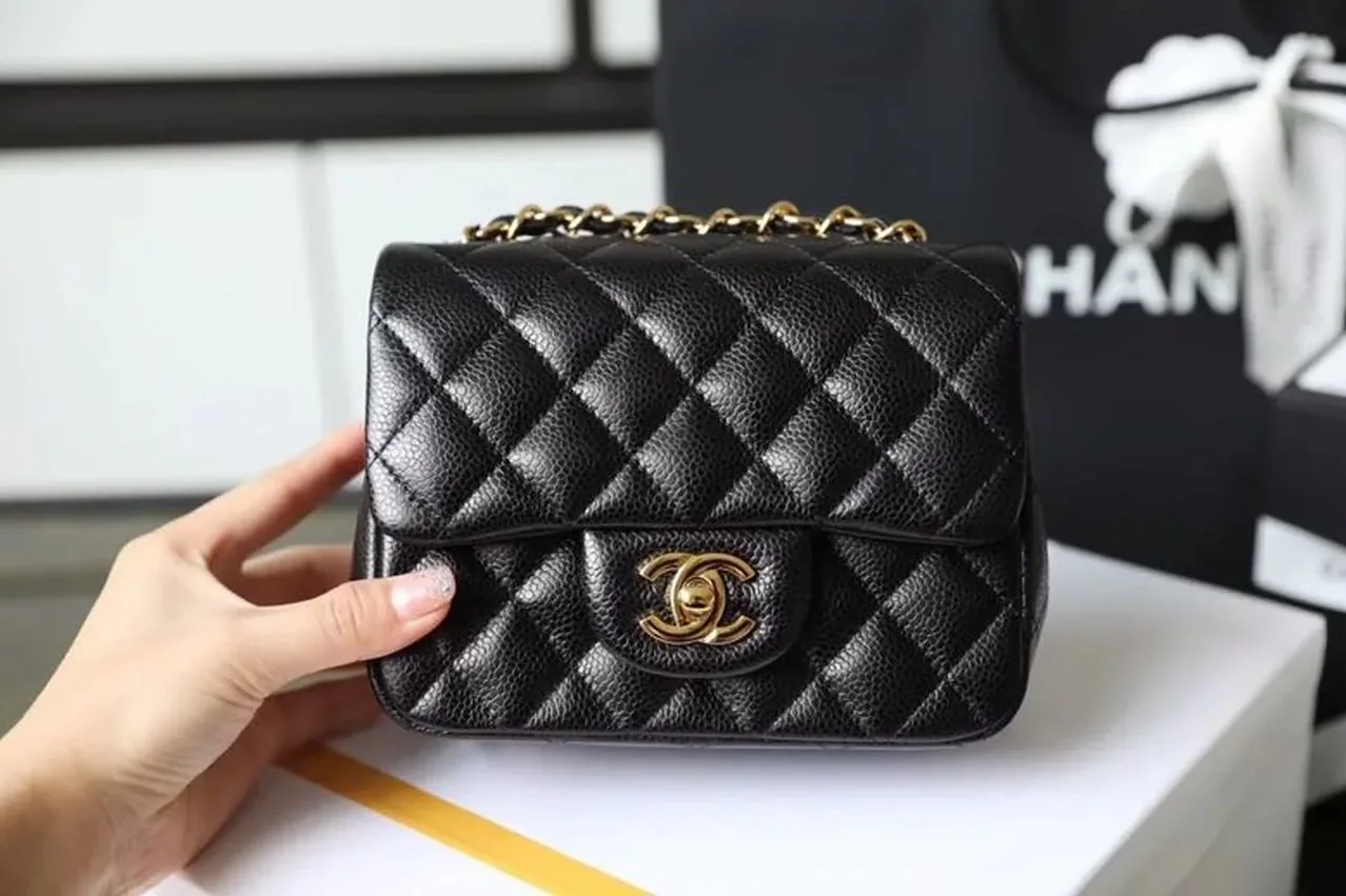 Chanel Classic Mini Flap Bag Gold Toned Hardware Black / Chanel Classic Mini Flap Bag Gold Toned Hardware Black /