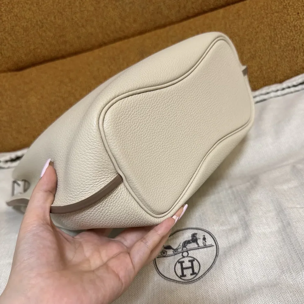 Hermes Togo So Kelly 22 Palladium Hardware for Unisex in White Hermes Togo So Kelly 22 Palladium Hardware for Unisex in White
