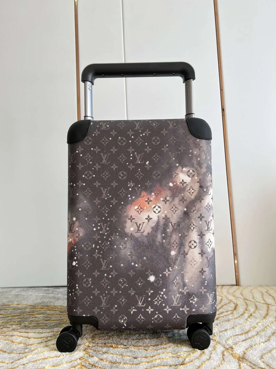 Louis Vuitton Monogram Horizon 55 Suitcase in Grey Silver Hardware Louis Vuitton Monogram Horizon 55 Suitcase in Grey Silver Hardware