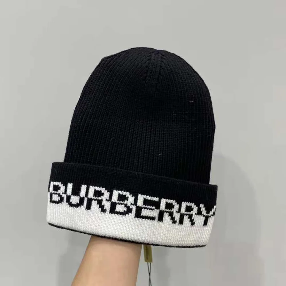 Burberry Logo Intarsia Cashmere Beanie for Unisex in Black Burberry Logo Intarsia Cashmere Beanie for Unisex in Black