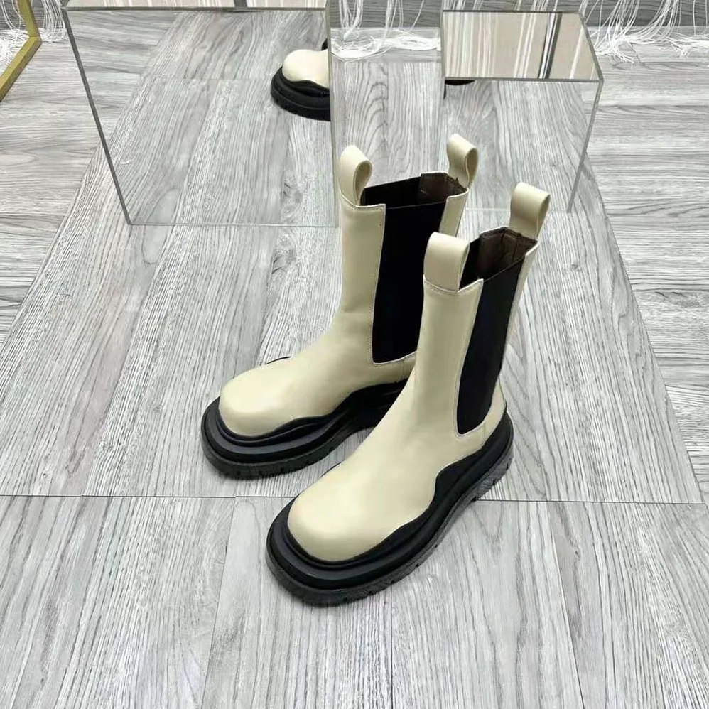 Bottega Veneta Tire Chelsea Boot in Vegetally-Tanned Leather for Unisex in White
