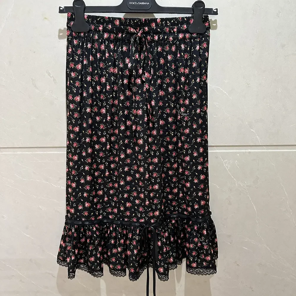 Dolce Gabbana D&G Small Rose for Women in Print Skirt With Flounce