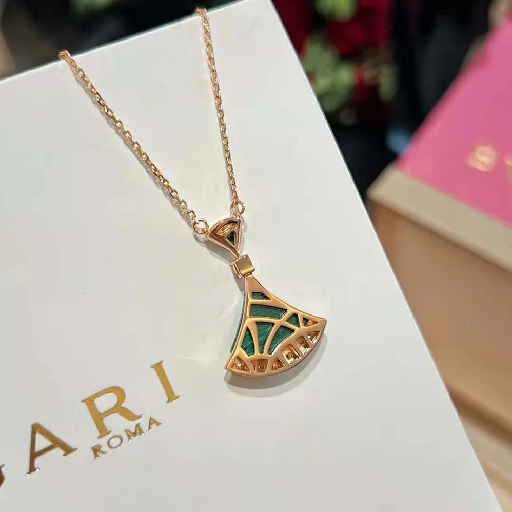 Bvlgari DIVAS' DREAM Necklace in 18 KT Rose Gold with Pendant Set for Women in Green Bvlgari DIVAS' DREAM Necklace in 18 KT Rose Gold with Pendant Set for Women in Green