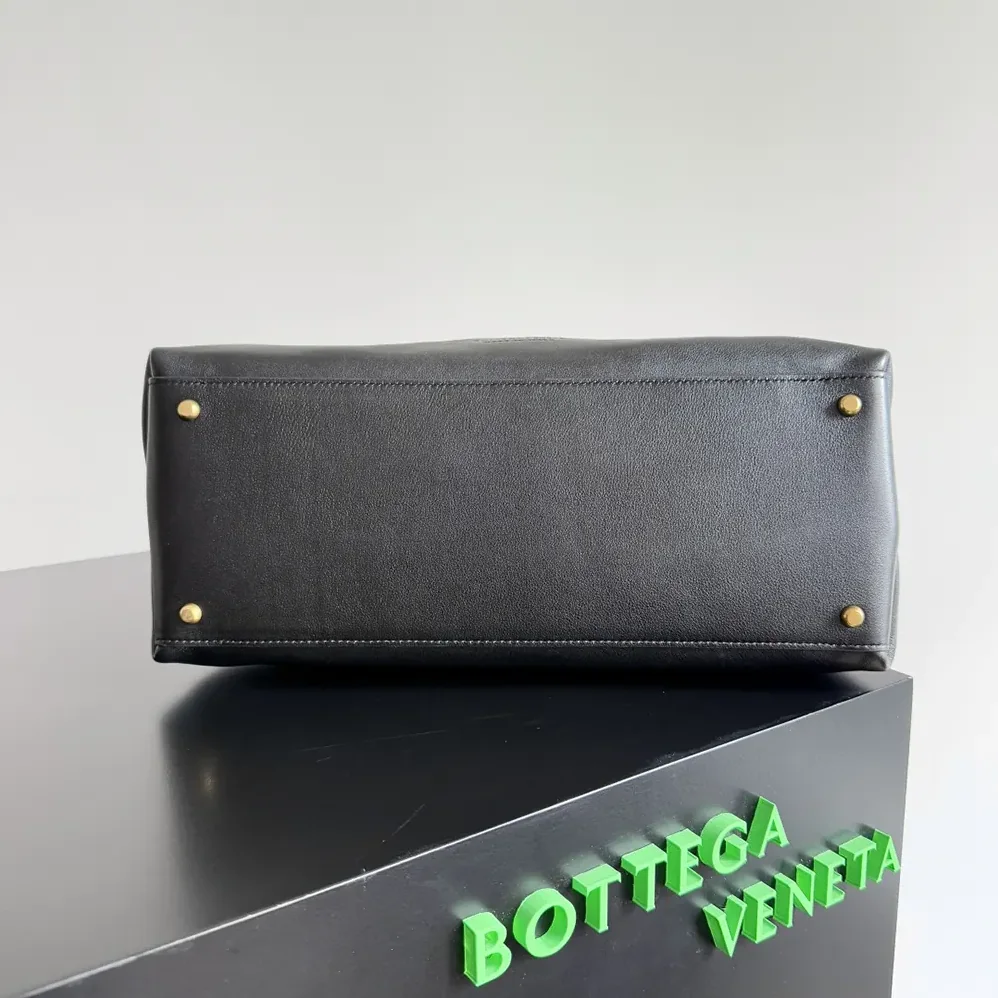 Bottega Veneta Medium Ciao Ciao for Women in Black Bottega Veneta Medium Ciao Ciao for Women in Black