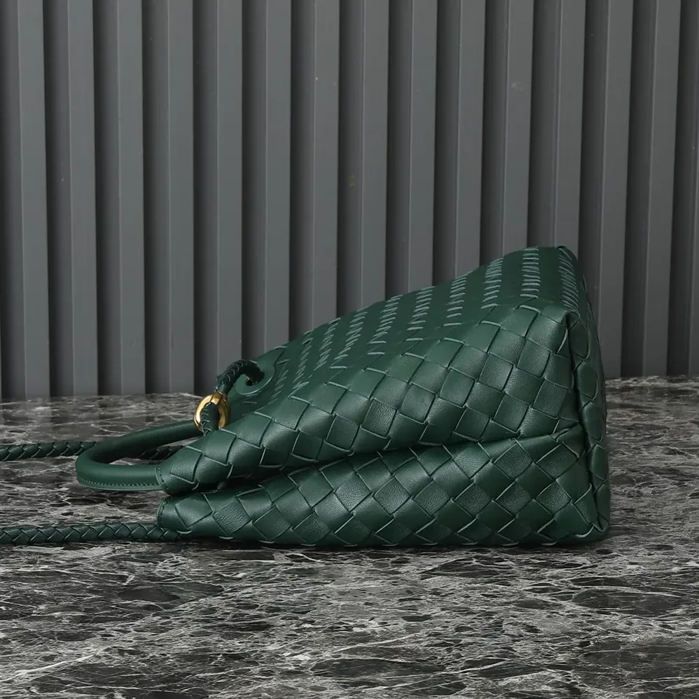 Bottega Veneta Medium Andiamo in Supple Intrecciato Leather for Women in Green
