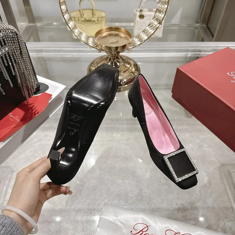 Roger Vivier Trompette Pumps in Satin for Women in Black