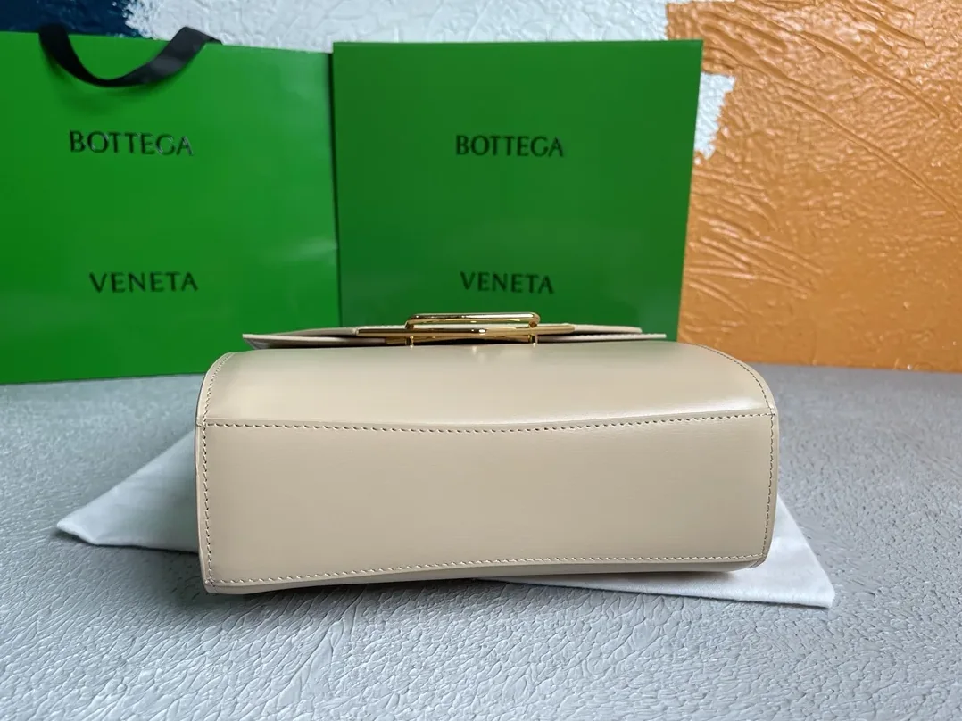 Bottega Veneta Clip Bag Beige Bottega Veneta Clip Bag Beige