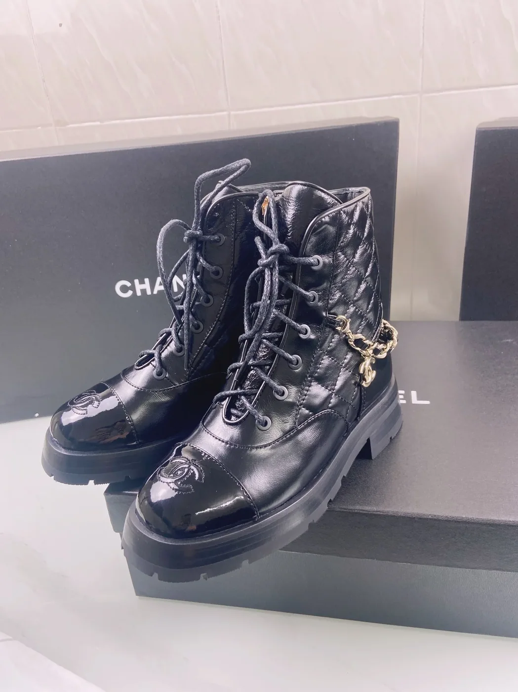 Chanel Lace in Ups Black /