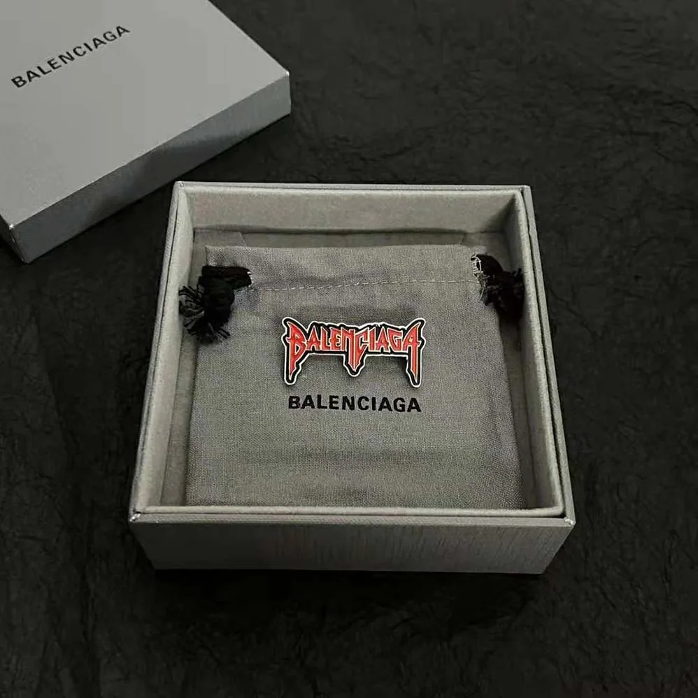 Balenciaga Goth Balenciaga Brooch in Antique Gold for Women Balenciaga Goth Balenciaga Brooch in Antique Gold for Women