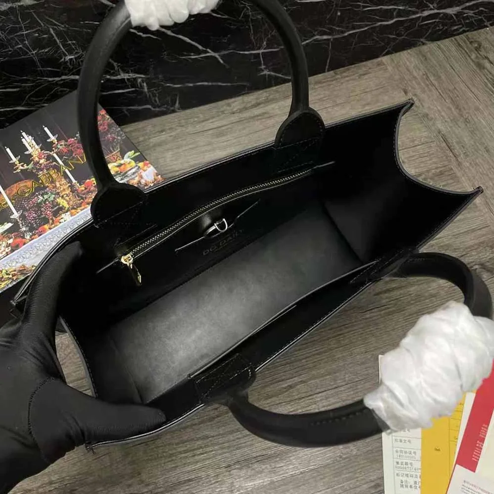Dolce Gabbana D&G Small Calfskin DG Daily Shopper for Women in Black Dolce Gabbana D&G Small Calfskin DG Daily Shopper for Women in Black