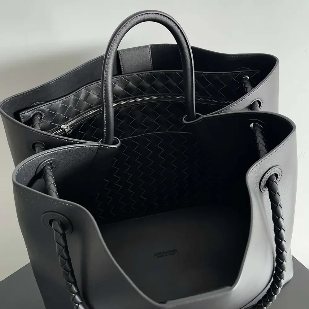 Bottega Veneta Large Andiamo in Silky Calf Leather for Women in Black/Silver