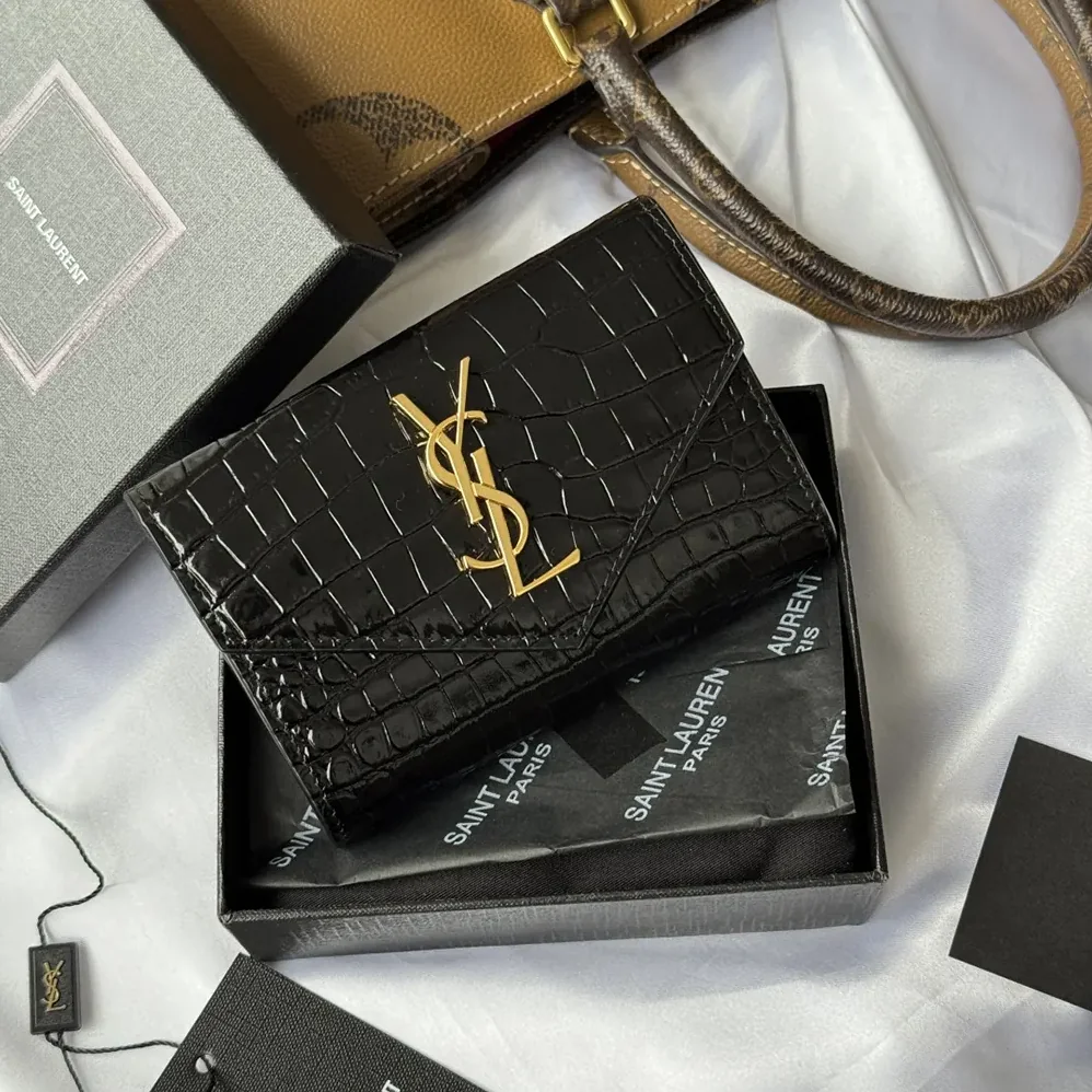 Saint Laurent YSL Uptown Flap Card Case in Crocodile for Women in Embossed Shiny Leather Saint Laurent YSL Uptown Flap Card Case in Crocodile for Women in Embossed Shiny Leather