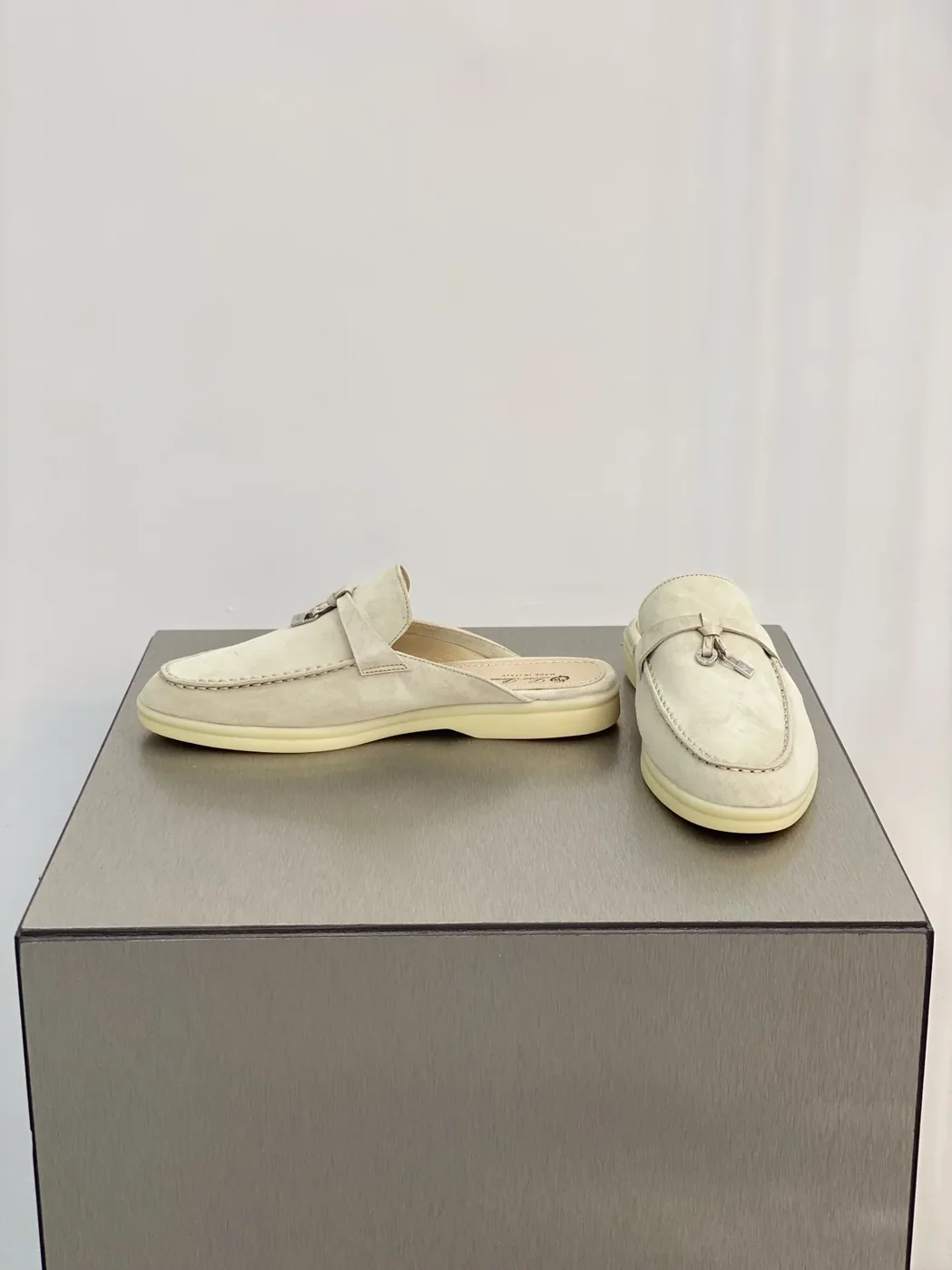 Loro Piana Babouche Charms Walk Loafers Linen – FAI1543 Loro Piana Babouche Charms Walk Loafers Linen – FAI1543