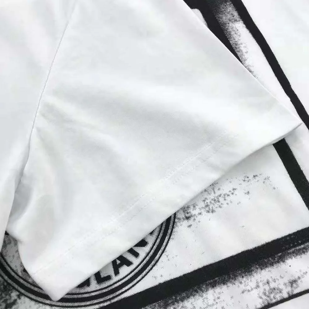 Burberry Pocket Bag Print Cotton Jersey T-shirt for Women in White Burberry Pocket Bag Print Cotton Jersey T-shirt for Women in White