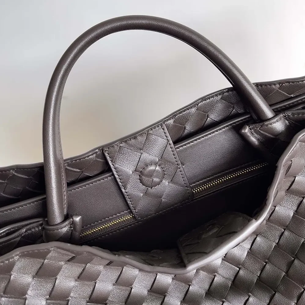 Bottega Veneta Large Andiamo in Lambskin Leather for Women in Chocolate Brown