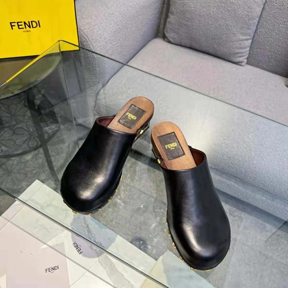 Fendi Baguette Show Black Leather Medium for Women in Heel Clogs