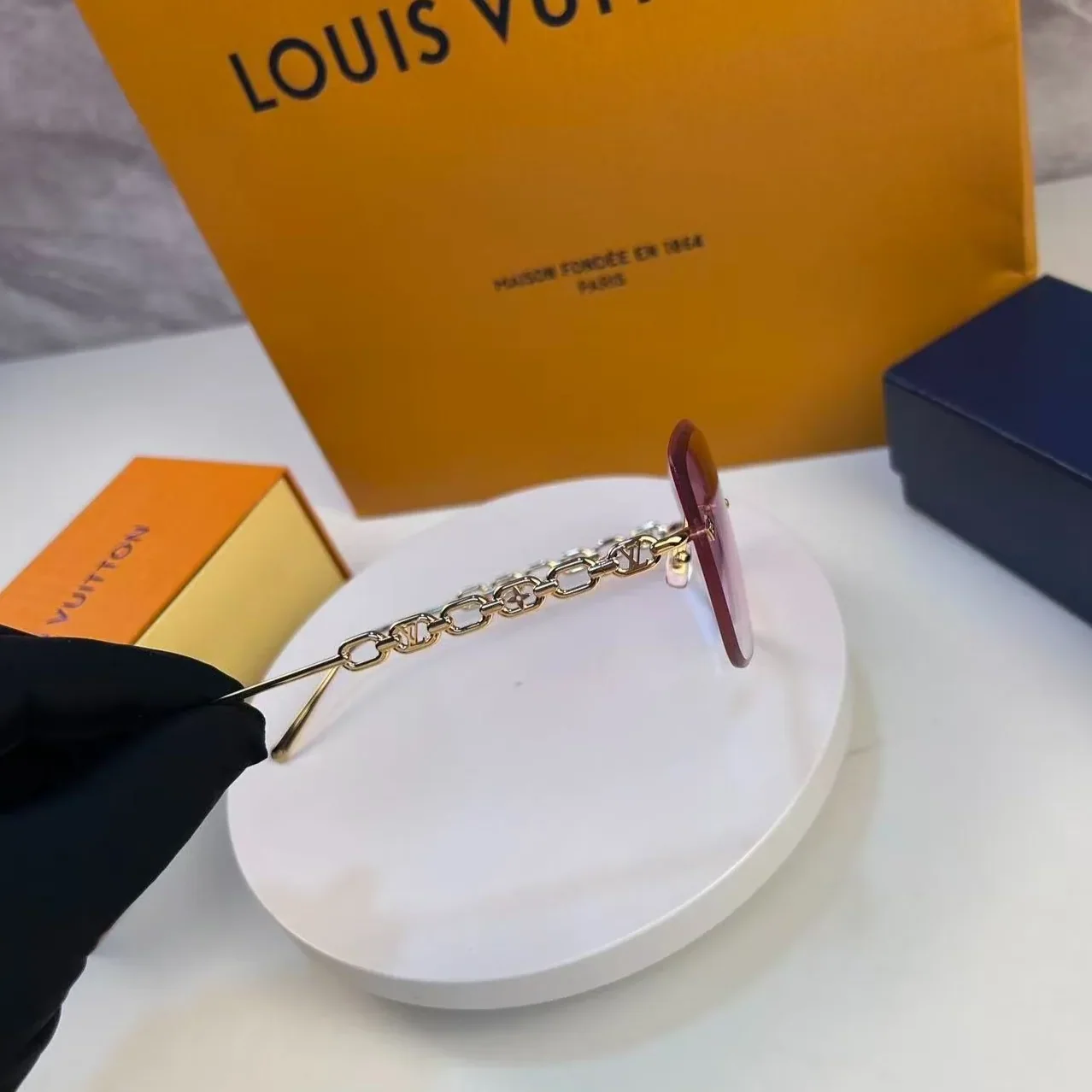 Louis Vuitton LV Jewel Round Cat Eye Sunglasses Pink Gold
