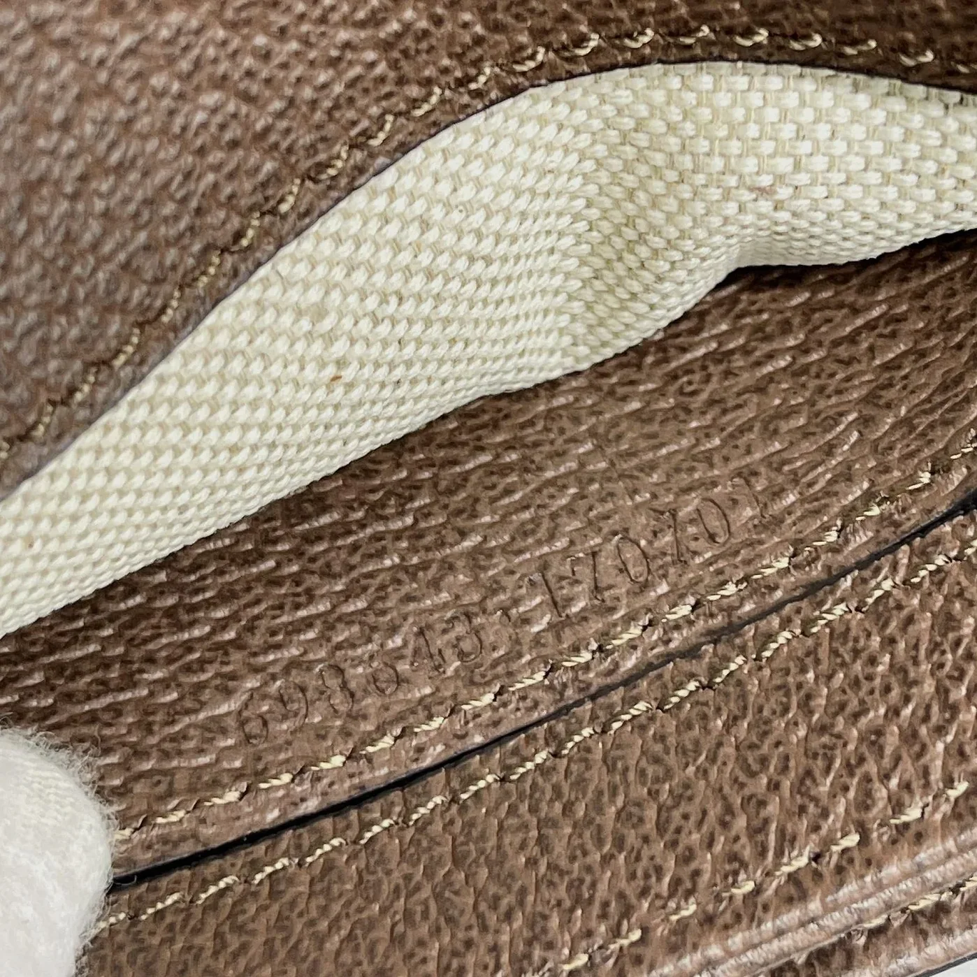Gucci Blondie Small Shoulder Bag in Beige Gold Hardware Gucci Blondie Small Shoulder Bag in Beige Gold Hardware