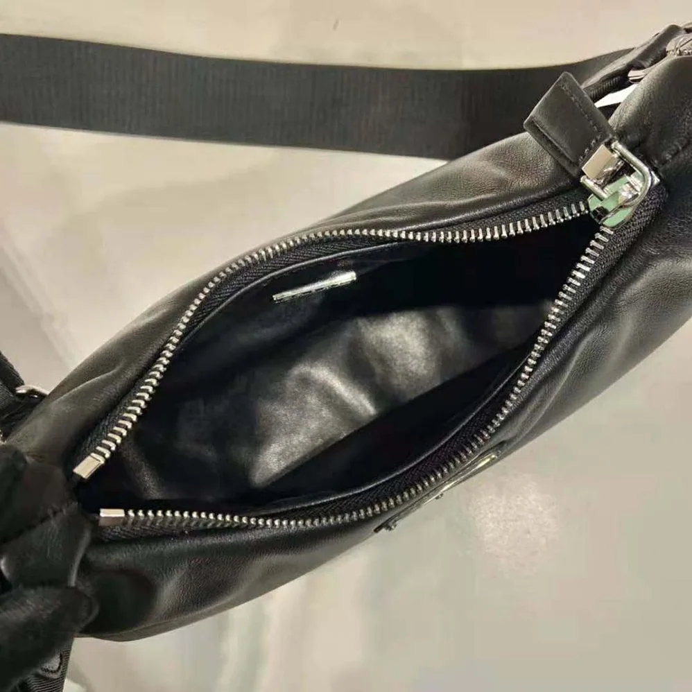 Prada Padded Nappa-Leather Prada Re-Edition 2005 Shoulder Bag for Women in Black Prada Padded Nappa-Leather Prada Re-Edition 2005 Shoulder Bag for Women in Black