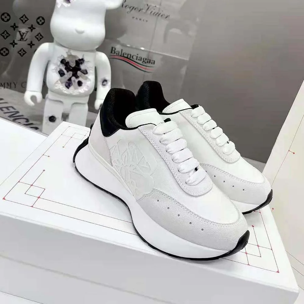 Alexander Mcqueen Sprint Runner in Calf Leather for Unisex in White/Black Alexander Mcqueen Sprint Runner in Calf Leather for Unisex in White/Black