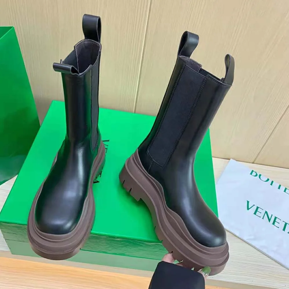 Bottega Veneta Tire Chelsea Boot in Calfskin Leather for Unisex in Maroon Bottega Veneta Tire Chelsea Boot in Calfskin Leather for Unisex in Maroon