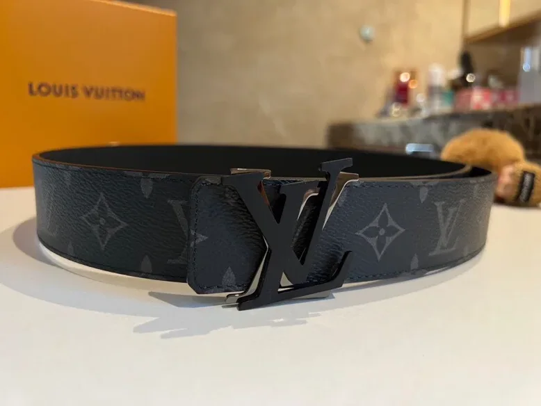 Louis Vuitton Shake Reversible LV Belt Monogram Eclipse Canvas Black Metal hardware Louis Vuitton Shake Reversible LV Belt Monogram Eclipse Canvas Black Metal hardware