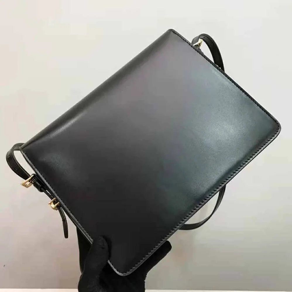 Burberry Large Leather Grace Bag for Women in Black Burberry Large Leather Grace Bag for Women in Black
