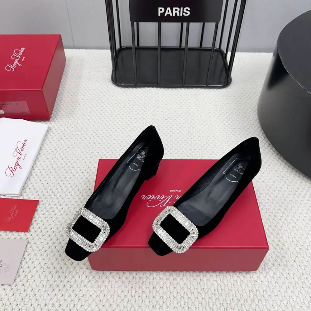 Roger Vivier Belle Vivier Pumps in Satin for Women in Black