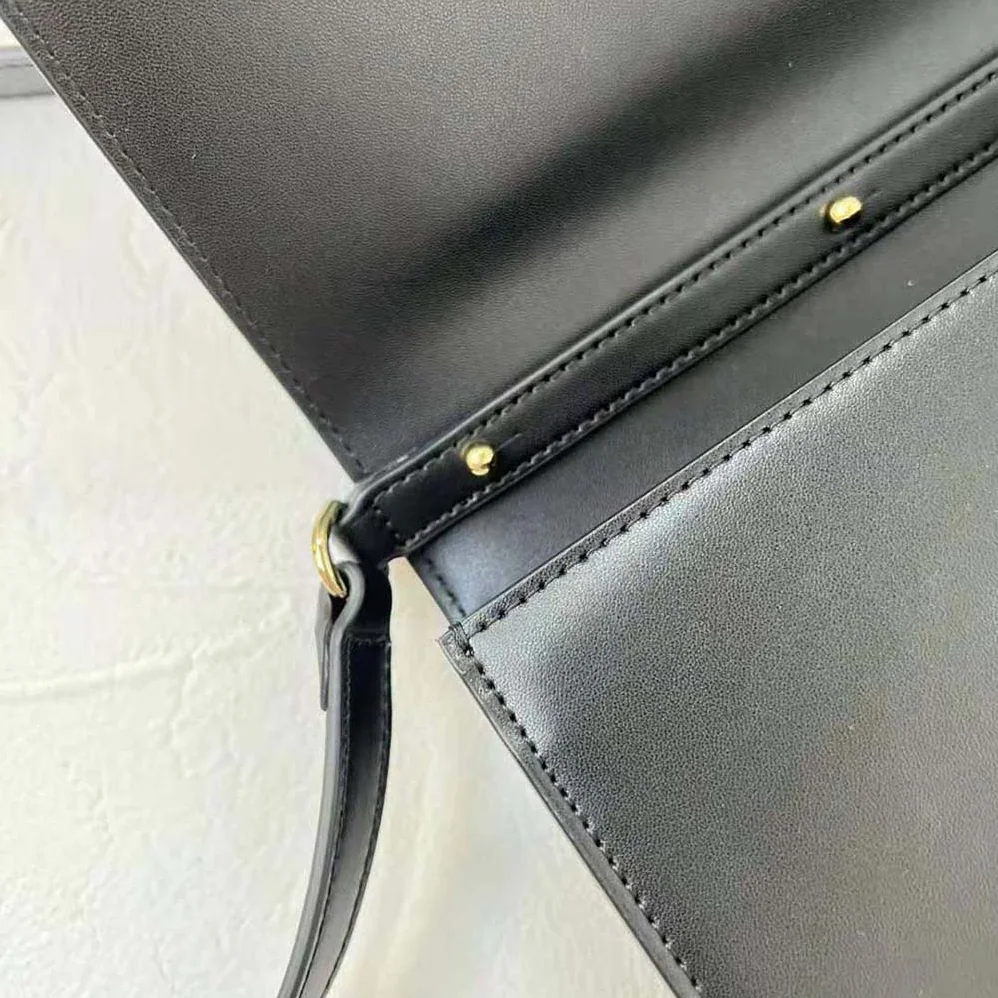 Dolce Gabbana D&G Calfskin DG Logo Bag Crossbody Bag for Women in Black Dolce Gabbana D&G Calfskin DG Logo Bag Crossbody Bag for Women in Black
