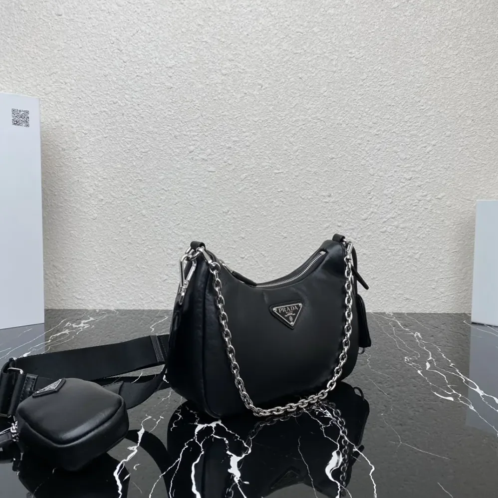 Prada Padded Nappa-leather Prada Re-Edition 2005 Shoulder Bag for Women in Black Prada Padded Nappa-leather Prada Re-Edition 2005 Shoulder Bag for Women in Black