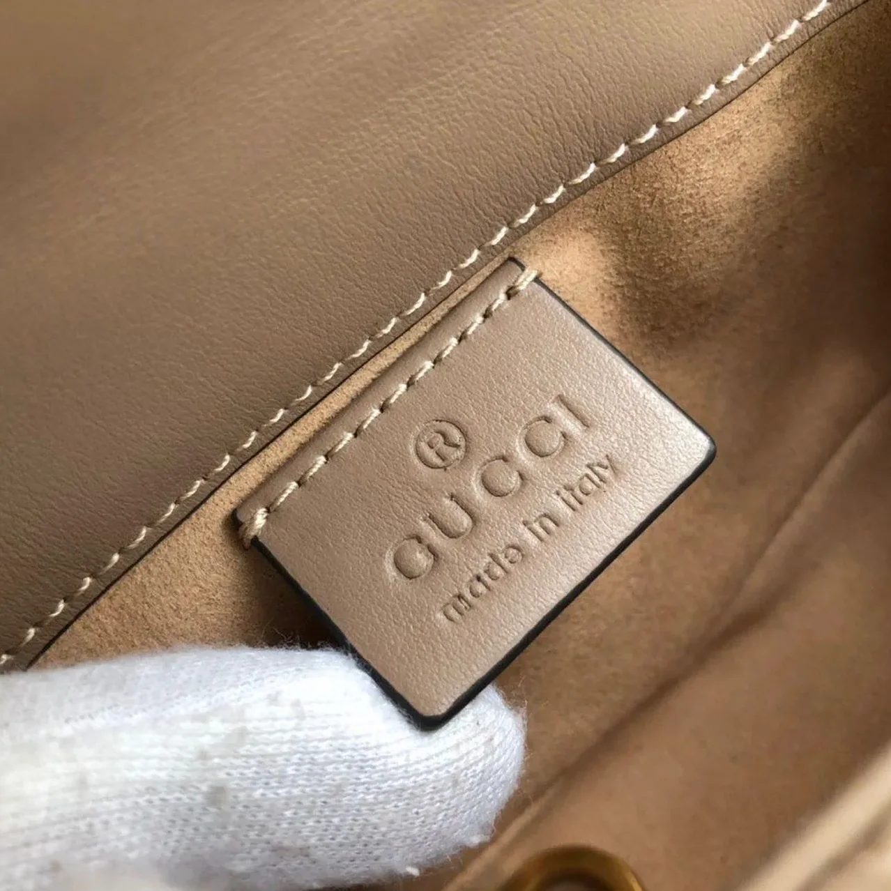 Gucci Marmont Matelassé Super Mini Bag Beige Matelassé Chevron / Gucci Marmont Matelassé Super Mini Bag Beige Matelassé Chevron /