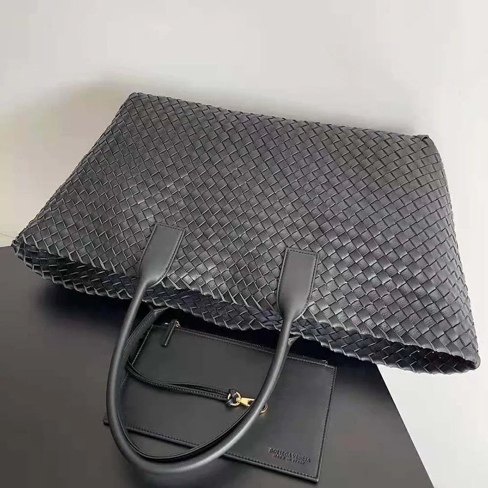 Bottega Veneta Medium Cabat Leather Tote Bag for Women in Black Bottega Veneta Medium Cabat Leather Tote Bag for Women in Black