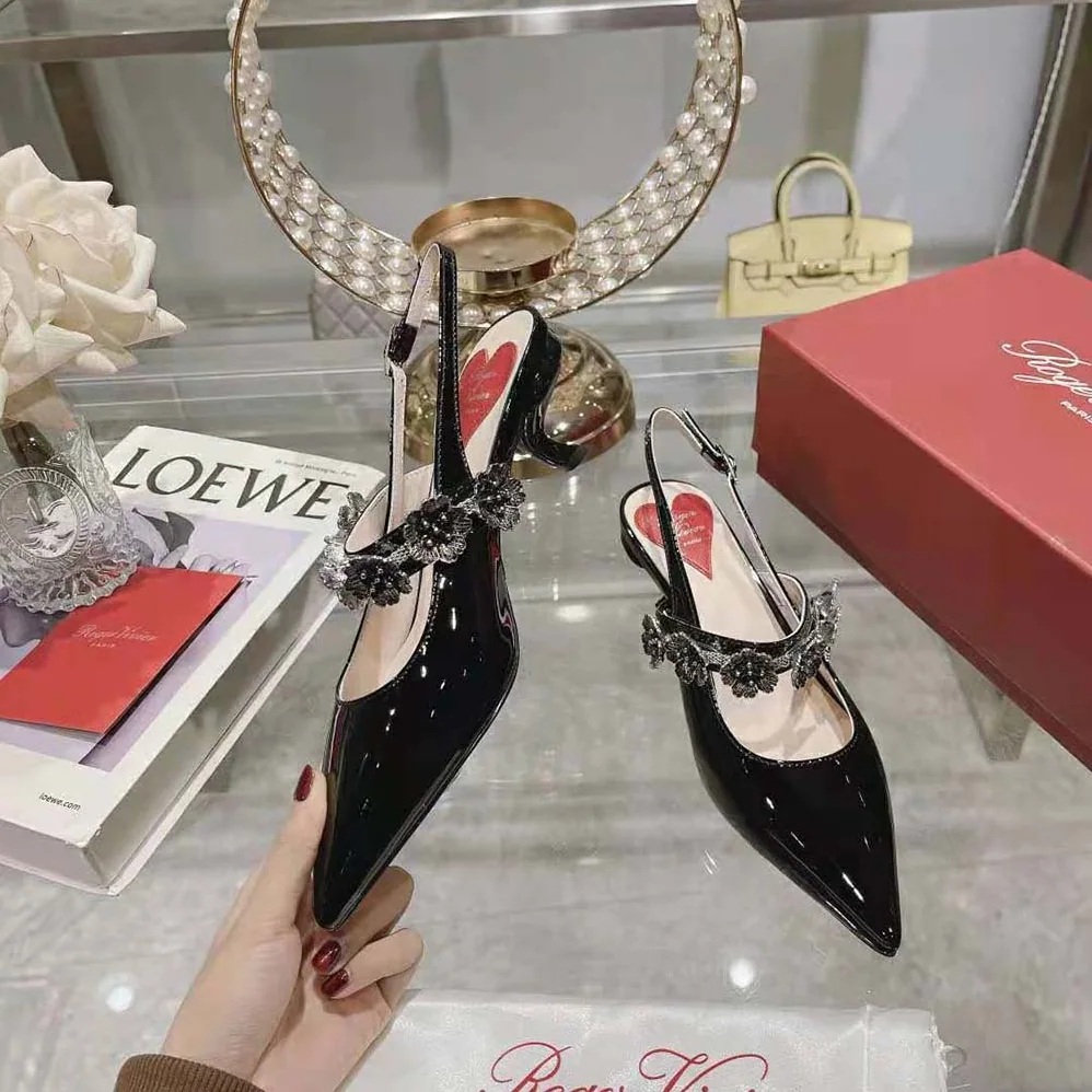 Roger Vivier Virgule Flower Slingback Pumps in Patent Leather for Women in Black Roger Vivier Virgule Flower Slingback Pumps in Patent Leather for Women in Black