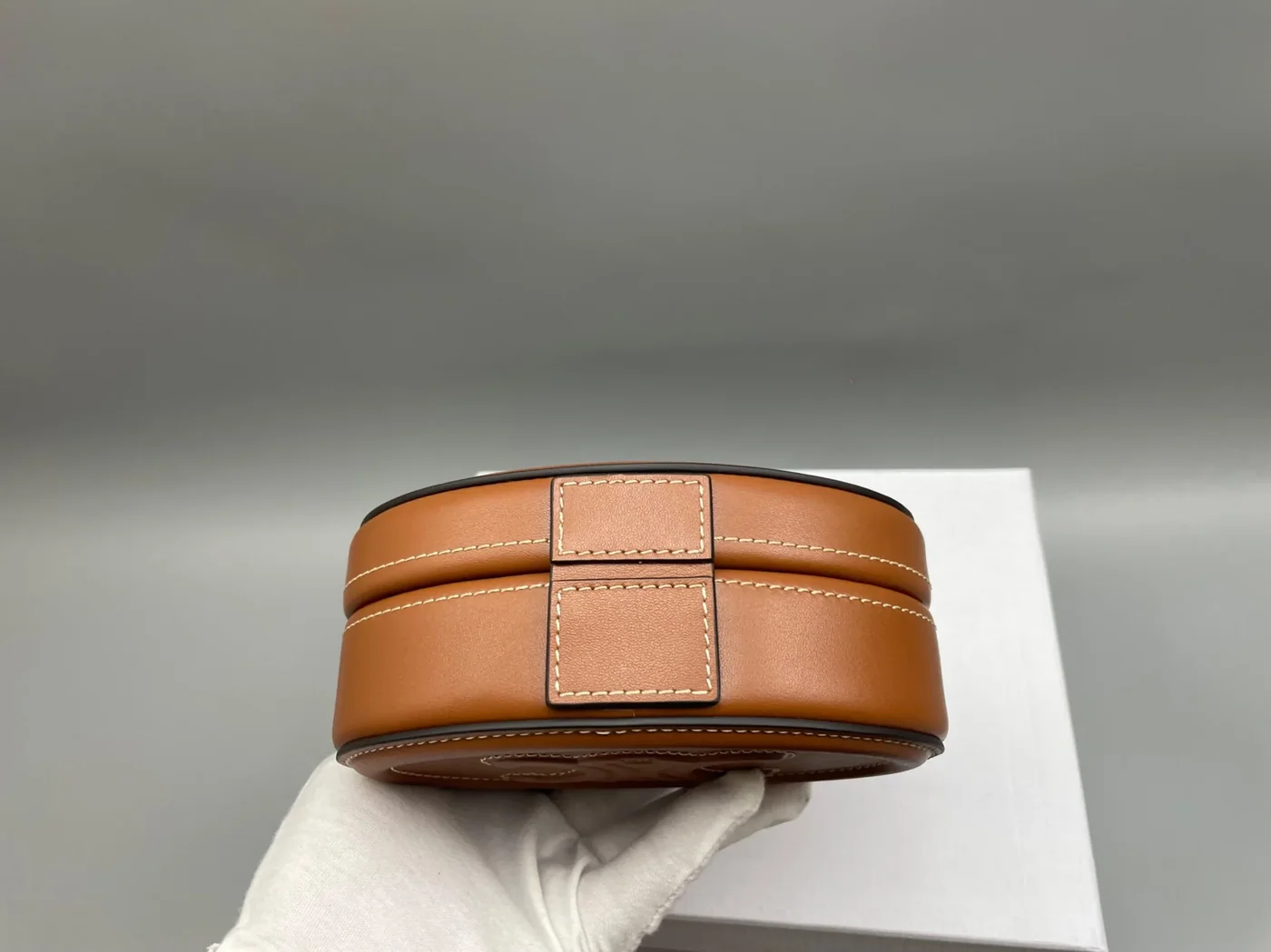 Celine Oval Minaudiere Cuir Triomphe Brown / .04LU Celine Oval Minaudiere Cuir Triomphe Brown / .04LU