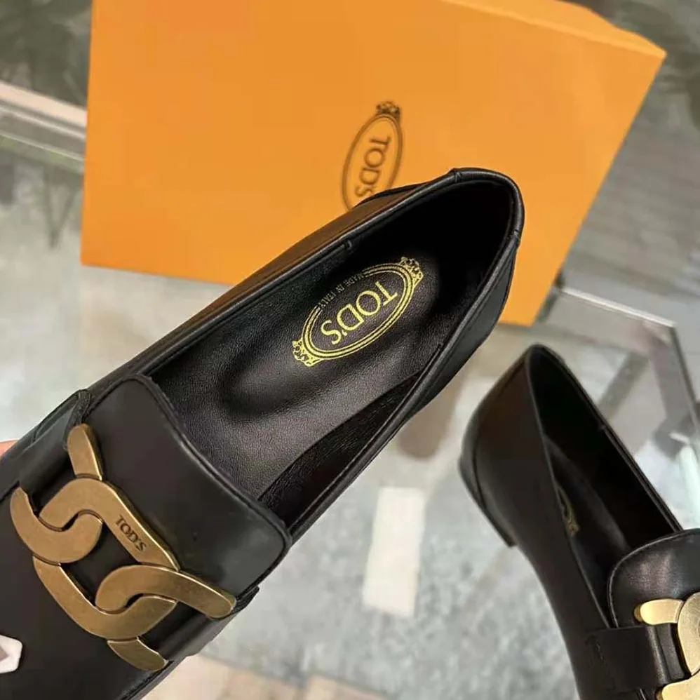 TODS Kate Loafers in Leather with A Metal Branded for Women in Black TODS Kate Loafers in Leather with A Metal Branded for Women in Black