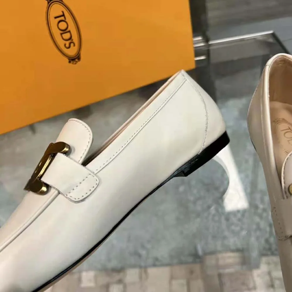 TODS Kate Loafers in Leather with A Metal Branded for Women in White TODS Kate Loafers in Leather with A Metal Branded for Women in White