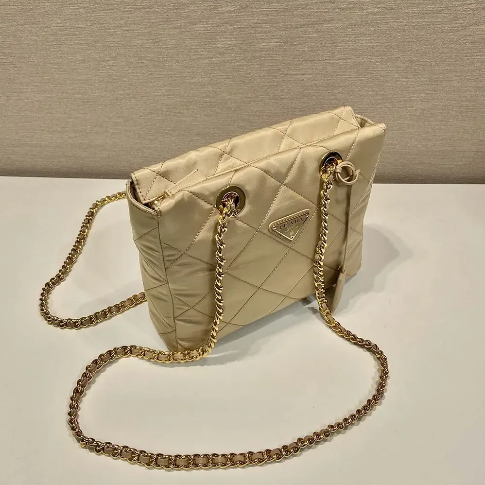 Prada Prada Re-Edition 1995 Chaîne Re-Nylon Tote Bag for Women in Beige Prada Prada Re-Edition 1995 Chaîne Re-Nylon Tote Bag for Women in Beige