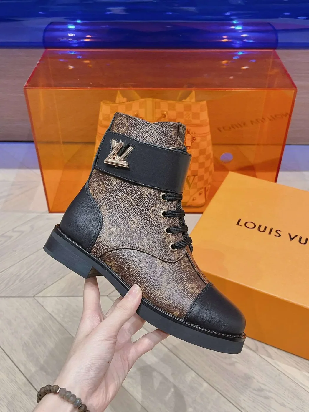 Louis Vuitton Wonderland Flat Ranger Brown 1AAV61 Louis Vuitton Wonderland Flat Ranger Brown 1AAV61