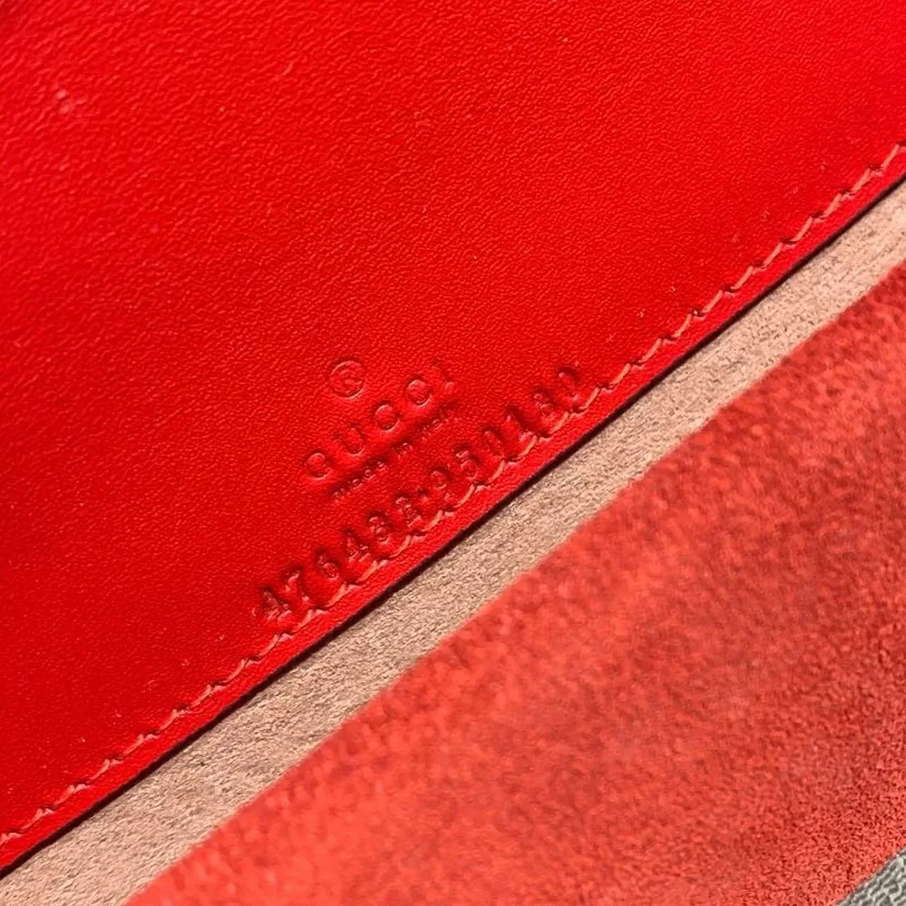 Gucci Dionysus Super Mini Shoulder Bag / Beige/Ebony GG Supreme Canvas Red Suede Palladium Hardware Gucci Dionysus Super Mini Shoulder Bag / Beige/Ebony GG Supreme Canvas Red Suede Palladium Hardware