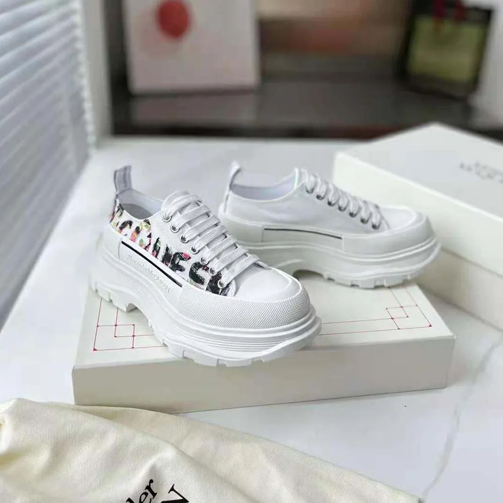 Alexander Mcqueen Tread Slick Lace for Unisex in up in White Alexander Mcqueen Tread Slick Lace for Unisex in up in White