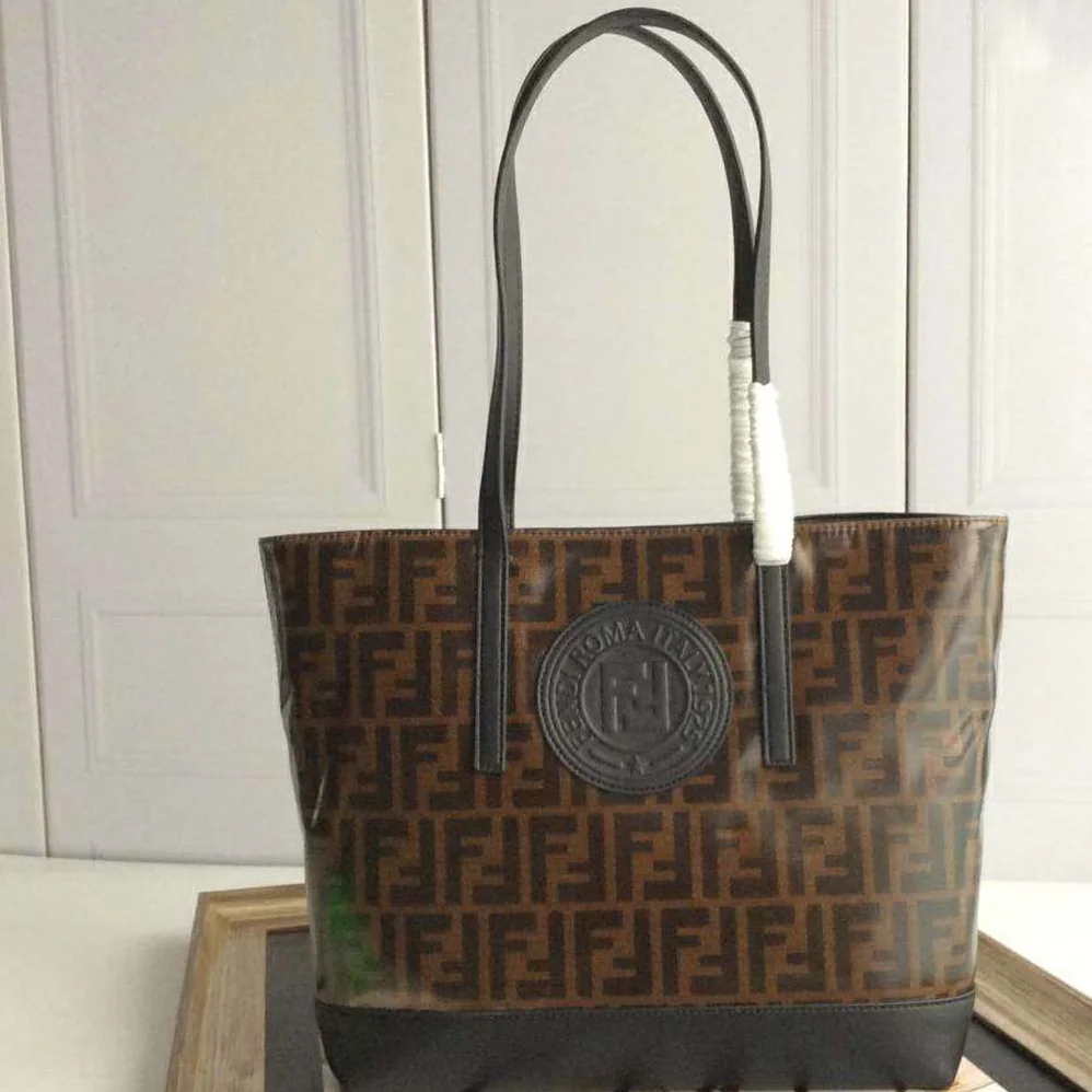 Fendi Shopping Logo Leather Shopper for Women in Black