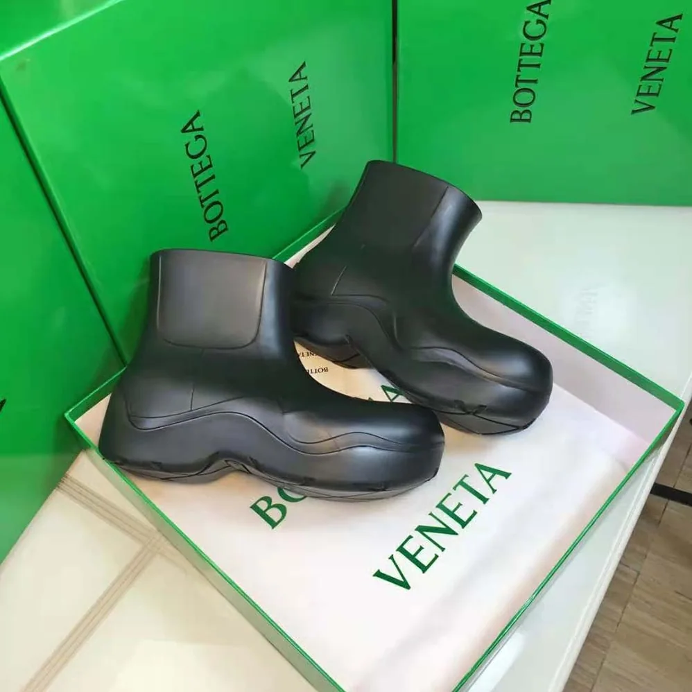 Bottega Veneta Puddle Ankle Boot for Unisex in Black