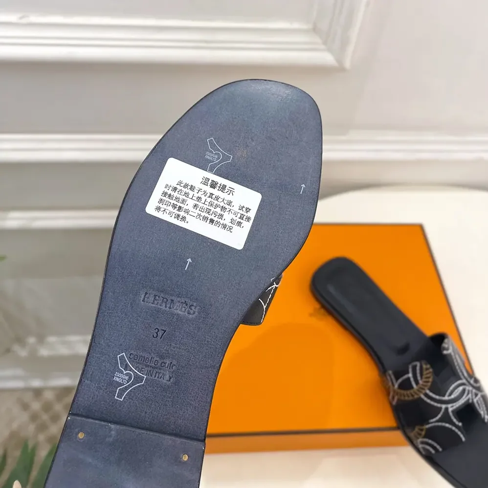 Hermes Oran sandal in “Panoplie Equestre” Embroidered Calfskin for Women in Black Hermes Oran sandal in “Panoplie Equestre” Embroidered Calfskin for Women in Black